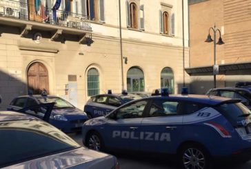 Tentano di venderle di tutto ma l’anziana resiste