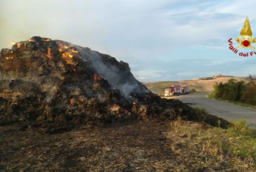 Incendio di rotoballe ad Asciano spento dai Pompieri