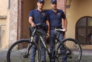Insegue il ladro della sua bici e chiama la Polizia