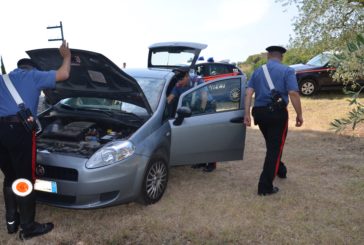 Lascia l’auto in panne lungo la strada con dentro la droga