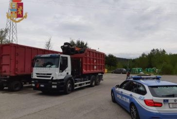 Trasporta 3 tonnellate di rifiuti senza coprirli: fermato dalla Polstrada
