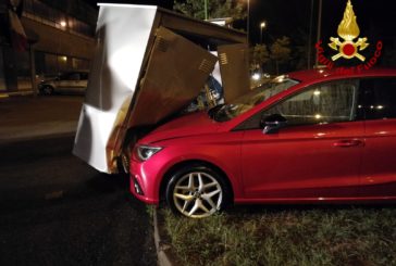 Auto colpisce una cabina del gas: traffico bloccato