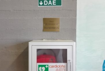 I dipendenti di Siena Parcheggi donano un defibrillatore alla Tozzi