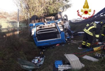 Autotreno si ribalta nella scarpata in A1: intervengono i Vigili del fuoco
