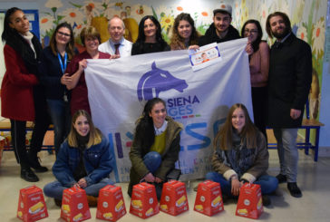 Gli studenti Erasmus donano panettoni ai bimbi delle Scotte
