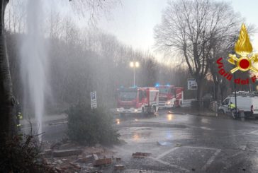 Auto distrugge colonnina del gas e dell’acqua