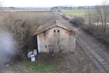 Rifiuti sotto il cavalcavia di Piana nei pressi della Francigena