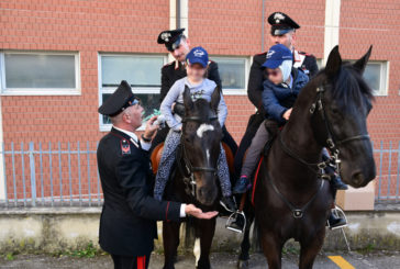 I Carabinieri a cavallo incontrano i piccoli del Materno Infantile