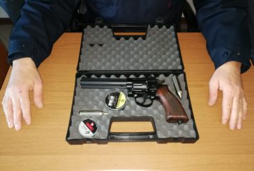 Minaccia i clienti con una pistola giocattolo: denunciato