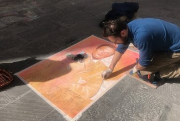 Un “madonnaro” realizza un ritratto di David Rossi