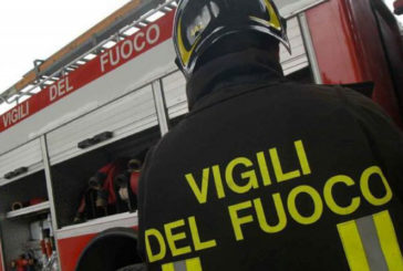 Poggibonsi: a fuoco due auto e degli pneumatici in un’officina