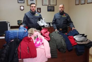 Beccato mentre vendeva capi taroccati: denunciato