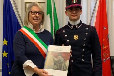 Monteriggioni: il cadetto Martelli consegna lo stemma della Teuliè al Comune