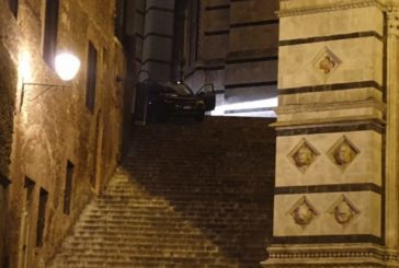 Troppa fiducia al navigatore: turisti infilano la scalinata del Battistero