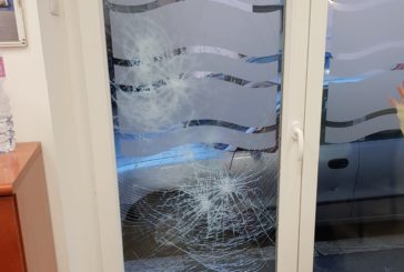 Aggredisce passanti e danneggia vetrata. Interviene la Polizia
