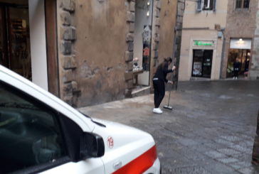 Cade un pezzo di intonaco in via del Moro
