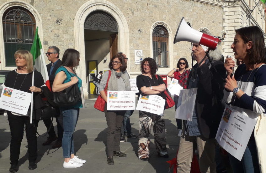 #liberidinsegnare, #liberidimparare: un presidio colorato e rumoroso