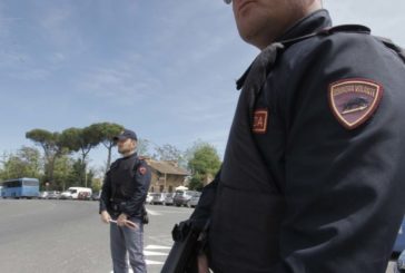 Ubriaco cerca di sottrarre la pistola ad un poliziotto: arrestato