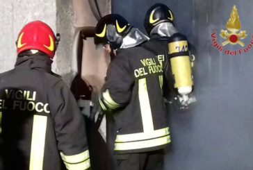 Vigili del fuoco in azione su un incendio al Renaccio
