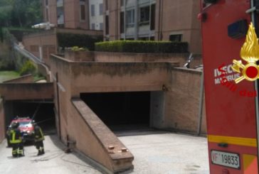 Intervento dei pompieri per l’incendio di un box