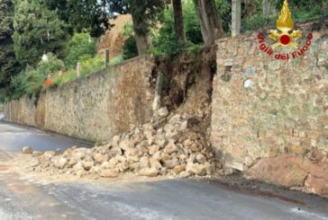 Intervento dei Vigili del fuoco per il crollo di un muro