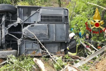 Pullman si rovescia nella scarpata sull’Autopalio: un morto. Fatale una distrazione?