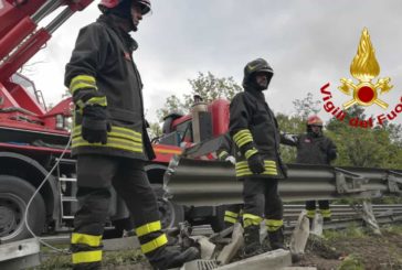Cisterna carica di acido cloridrico si rovescia a Colle