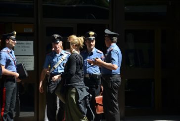 Trequanda: rientra in casa e trova i ladri che la stanno svaligiando