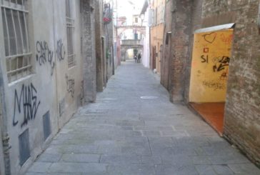 Party con musica e alcool nel vicolo della Palla a Corda interrotto dalla Polizia