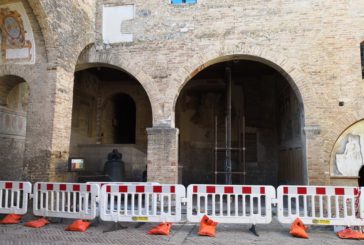 San Gimignano: segni di cedimento di una trave in comune