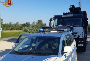 Viaggia con 7 tonnellate di rifiuti scoperti: beccato dalla Polstrada
