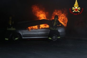 Auto a fuoco a Monteriggioni: all’interno un corpo carbonizzato