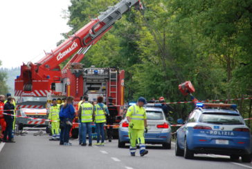 Ubriaco finisce fuori strada sulla tangenziale e distrugge l’auto