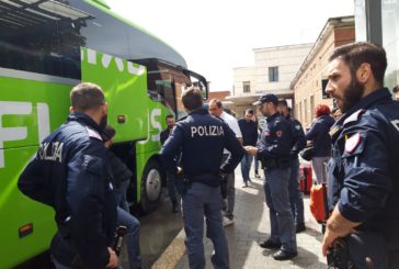 Importuna una donna ed i clienti di una pizzeria: denunciato