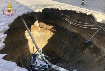 NEL NAPOLETANO SI APRE VORAGINE NELL'ASFALTO, SPROFONDA AUTOCOMPATTATORE