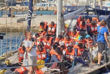 LA NAVE ALEX ATTRACCA AL PORTO DI LAMPEDUSA