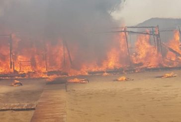 BRUCIA UN LIDO, BAGNANTI IN FUGA A CATANIA