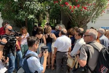 FOLLA PER L'ULTIMO SALUTO A CAMILLERI AL CIMITERO ACATTOLICO DI ROMA