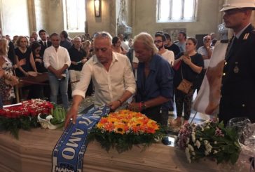 FOLLA E COMMOZIONE A NAPOLI PER ADDIO A DE CRESCENZO