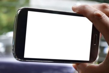 INCOLLATI ALLO SMARTPHONE ANCHE D'ESTATE, E' ALLARME VISTA