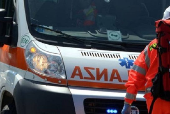 incidente tra un’auto e un camioncino: molto grave uno dei due feriti