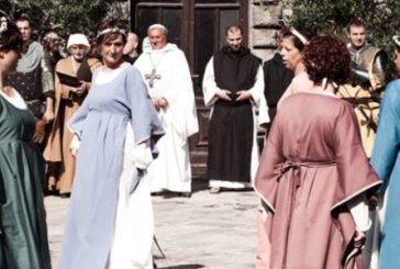Abbadia San Salvatore celebra i fasti del medioevo con l’“Offerta dei censi”