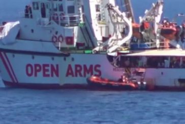 OPEN ARMS, 8 SBARCATI MA CRESCE LA TENSIONE