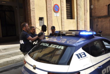 Strappa la collana ad una turista sul bus: arrestato dalla Polizia