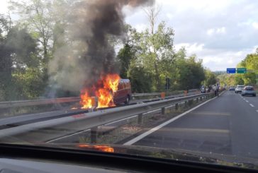 Furgone va a fuoco sulla tangenziale