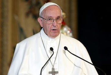 PAPA "ANGELUS IN RITARDO, ERO CHIUSO IN ASCENSORE"