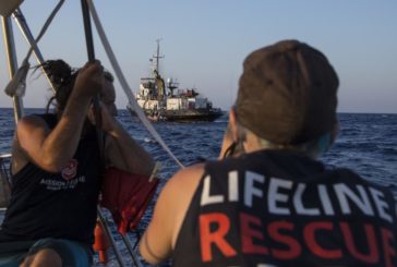 MIGRANTI, "ELEONORE" FORZA DIVIETO INGRESSO E SI DIRIGE A POZZALLO