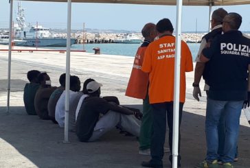 NAVE ELEONORE. 104 MIGRANTI SBARCATI A POZZALLO, DUE IN OSPEDALE
