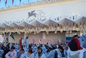 VENEZIA, AMBIENTALISTI OCCUPANO RED CARPET "SALVIAMO PIANETA"