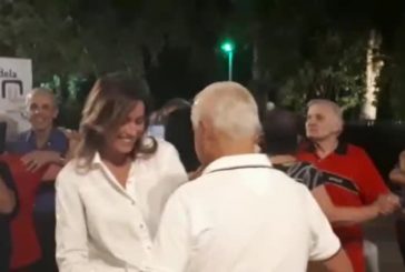 La Boschi balla con un  militante alla festa dell’Unità di Firenze